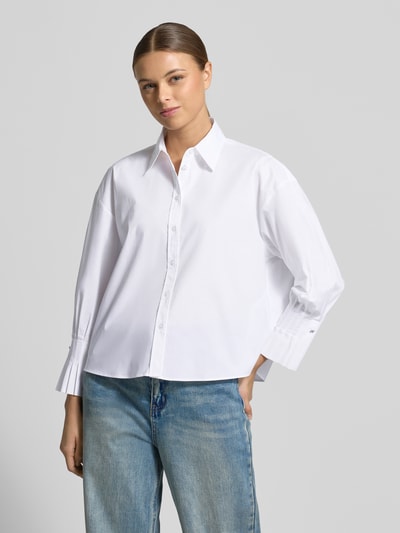 Modelka nosi Regular Fit Hemdbluse aus Baumwoll-Mix Modell 'EGGY' od HUGO, biała popelina, krój regular fit, widok całej sylwetki z przodu.