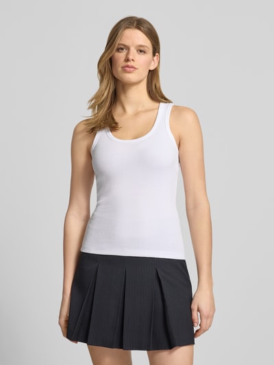 Frauenmodel trägt Tanktop in Ripp-Optik Modell 'FRIDA' von JJXX, weiß, Slim Fit, Rundhalsausschnitt, Baumwoll-Elasthan-Mix, Ganzkörperansicht von vorne.