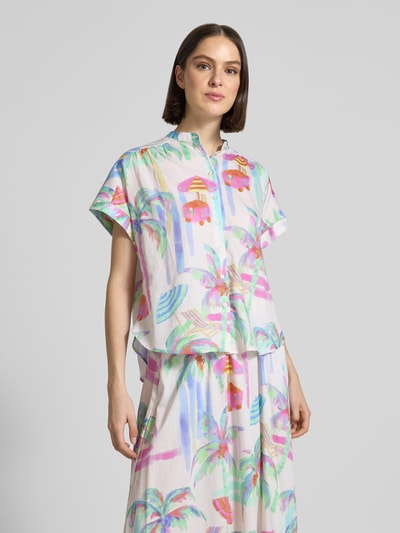 Frauenmodel trägt Regular Fit Bluse im Allover-Look mit Stehkragen von Milano Italy aus reiner Baumwolle, bunte Muster, Ganzkörperansicht von vorne.