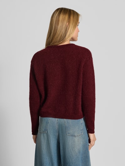 Kobiece model prezentuje Relaxed Fit Cardigan aus Woll-Alpaka-Mix Modell 'VITOW' von American Vintage, mieszanka wełny i alpaki, krój relaxed fit, imitacja dzianiny, listwa guzikowa, okrągły dekolt, długość tyłu 52 cm, długość rękawów 56 cm, widok całej sylwetki od tyłu.