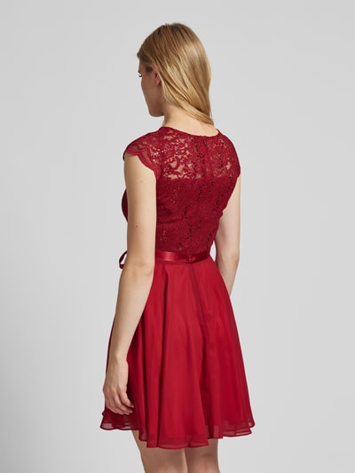 Swing Cocktailkleid mit Spitzenbesatz und Bindegürtel Rot 5