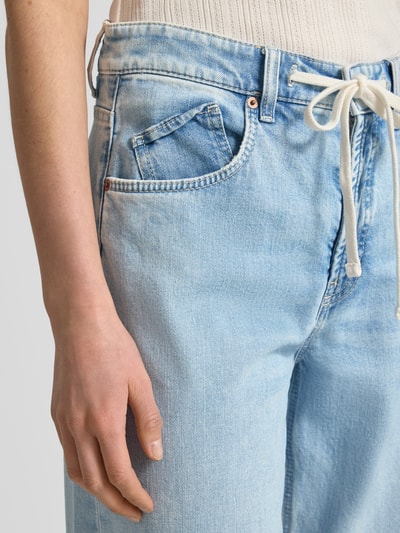 Frauenmodel trägt Jeans mit Tunnelzug Modell 'BAGGY' von Cambio, hellblauer Baumwoll-Elasthan-Mix, Relaxed-Fit, Eingrifftaschen, Nahaufnahme Oberkörper. Bundweite bei Größe 36: 39 cm, Innenbeinlänge bei Größe 36: 75 cm.