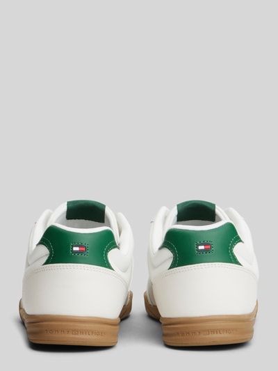 Produktfoto, białe i zielone sneakersy ze skóry z naszywką z logo, model 'Sneaker aus echtem Leder mit Label-Patch' von Tommy Hilfiger, kontekst: męskie sneakersy od Tommy Hilfiger