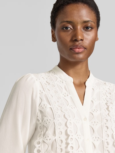 Frauenmodel trägt Bluse mit Viskose-Anteil von MORE & MORE in Creme, Spitzendetails, strukturierte Oberfläche, Nahaufnahme Oberkörper, taillierte Passform, Knopfleiste, Material-Mix.