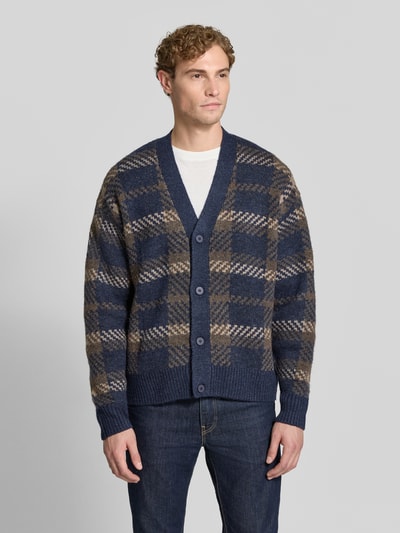 Mannenmodel draagt Relaxed fit gebreid jack met all-over motief model 'MARIAN' van Jake*s Studio Men in blauw en bruin, geheelvoorzicht.