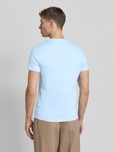 Männermodel trägt Slim Fit T-Shirt mit Rundhalsausschnitt von PAUL SMITH aus Reine Baumwolle, hellblau, Stitching, Ganzkörperansicht Rückansicht.