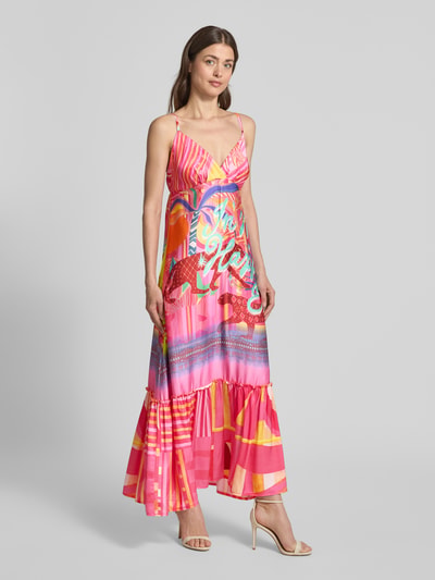 Modelka kobieca ma na sobie Maxikleid aus Viskose Modell 'Sunset Dream' od miss goodlife, różowe odcienie, wzory, krój A-linie, czysta wiskoza, szerokość w rozmiarze S: 41 cm, długość tyłu: 119 cm, cienkie ramiączka, dekolt serce, widok całej sylwetki z przodu