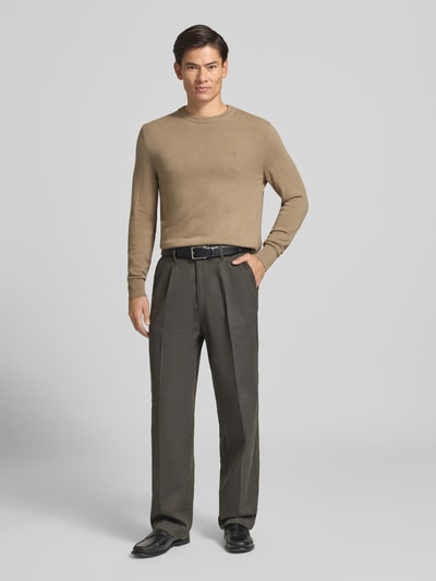Männermodel trägt Regular Fit Pullover aus Baumwoll-Mix mit Schurwoll-Anteil von Marc O'Polo in Beige, glatte Struktur, Ganzkörperansicht von vorne. Herren Pullover von Marc O'Polo