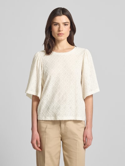 Kobiece model nosi Blusenshirt mit Lochstickerei Modell 'KIONA' od FREE/QUENT, mieszanka materiałów z dodatkiem streczu, krój regular fit, okrągły dekolt, kremowy kolor, wyraźna faktura haftu angielskiego, długość tyłu 55 cm, długość rękawów 33 cm, widok całej sylwetki z przodu