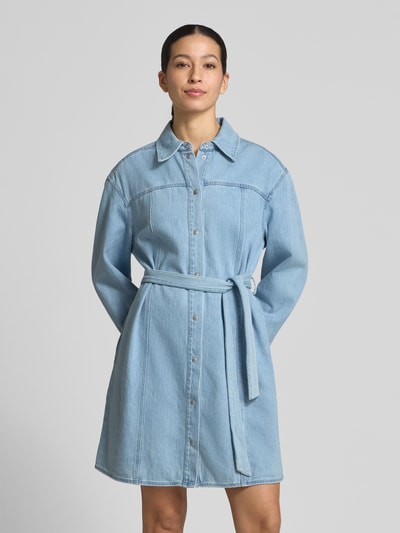 Vrouwenmodel draagt knielang denimjurk Knielanges Jeanskleid met Bindegürtel model 'Kimmia' van mbyM, katoenmix, recht model, overhemdkraag, strikceintuur, lichtblauw, knoopsluiting, gladde textuur, knielengte, ruglengte maat S 93 cm, borstwijdte maat S 58 cm, mouwlengte maat S 62 cm, geheel van voren