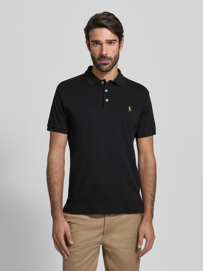 Męski model nosi Poloshirt mit Label-Stitching od Polo Ralph Lauren, czarna bawełna, regular fit, kołnierzyk polo, całkowity przód.