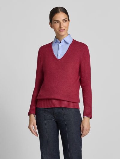 Frauenmodel trägt Regular Fit Sweatshirt aus Viskose-Anteil von Christian Berg Woman in Dunkelrot, V-Ausschnitt, gerippte Abschlüsse, Viskose-Mix, Ganzkörperansicht von vorne.