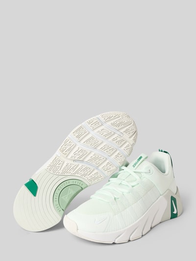Produktfoto, Sneaker mit Logo-Detail Modell 'Metcon' von Nike, helle Farben, abgerundete Passform, Schnürverschluss, 6 cm Absatzhöhe, 7 cm Schafthöhe, 6 cm Schaftweite, strukturiertes Material, weiße und grüne Akzente