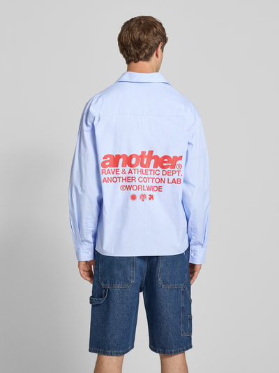 ANOTHER COTTON LAB Regular Fit Freizeithemd mit Label-Prints und Haifischkragen Hellblau 5