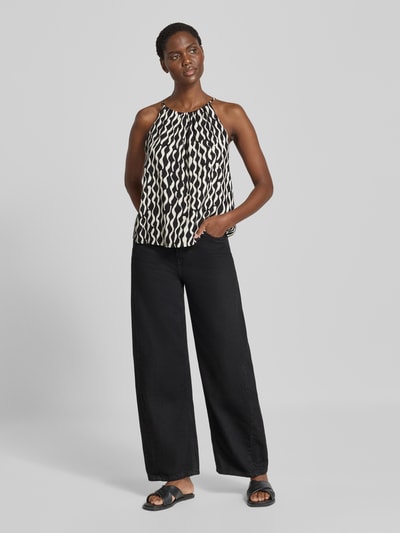 Frauenmodel trägt Relaxed Fit Top aus reiner Viskose Modell 'Foyage' von OPUS mit Spaghettiträgern, schwarz-weiß gemustert, Ganzkörperansicht von vorne.