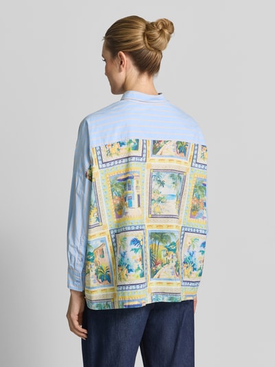 Männermodel trägt Relaxed Fit Damenbluse mit Streifenmuster von Emily Van den Bergh, kolorowe pasy, czysta bawełna, wzór patchworkowy, całkowita długość tyłu 65 cm, długość rękawa 41 cm, widok całej sylwetki z tyłu
