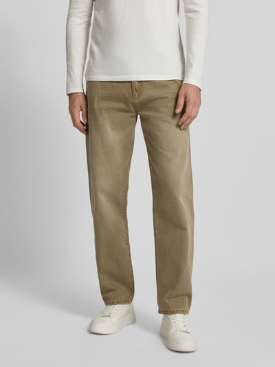 Männermodel trägt Straight Fit Jeans mit 5-Pocket-Design Modell 'Leroy' von WOODBIRD in Beige, Gerader-Schnitt, Ganzkörperansicht von vorne. Bundweite 44 cm, Innenbeinlänge 80 cm, Knopf- und Reißverschluss.
