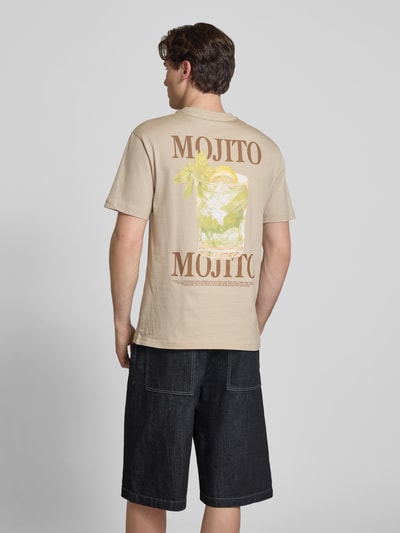 Männermodel trägt Regular Fit T-shirt aus puur katoen model 'FRED' van Only & Sons, look: effen, motiefprint, jersey, korte mouw, ronde hals, Ganzkörperansicht Rückansicht.