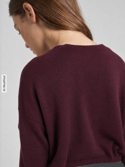 Kobiece model prezentuje Relaxed Fit Pullover mit V-Ausschnitt od ONLY w kolorze bordowym, gładka tekstura, detaliczne ujęcie pleców, KI-modifiziertes Bild