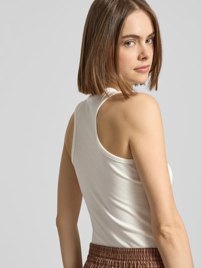Frauenmodel trägt Slim Fit Tank Top aus Baumwoll-Mix Modell 'RUKA BOXER' von Pieces, Optik: Unifarben, Ripp, Ganzkörperansicht Rückansicht.