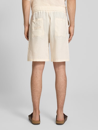 Männermodel trägt Leinenshorts mit elastischem Bund und Tunnelzug von ANOTHER COTTON LAB, Regular-Fit, reine Leinen, Rückansicht.