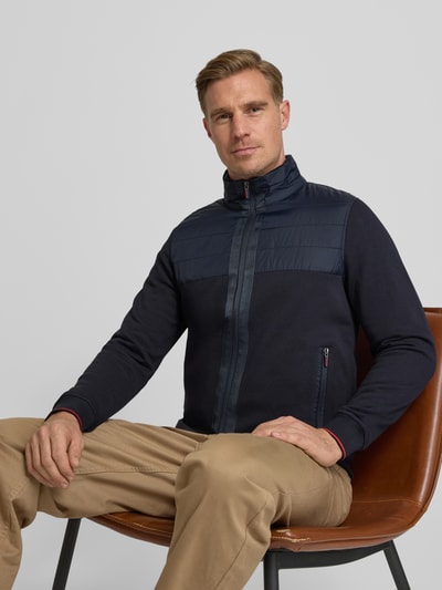 Männermodel trägt Regular Fit Jacke mit gefüttertem Stehkragen von Christian Berg Men, Reine Baumwolle, Dunkelblau, Nahaufnahme Oberkörper.