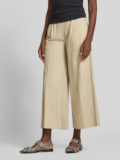 Frauenmodel trägt Culotte mit Eingrifftaschen Modell 'Jenny' von TONI aus Baumwoll-Mix mit Stretch-Anteil, Wide Leg, Bügelfalten, Nahaufnahme Unterkörper.