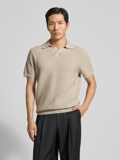 Männermodel trägt Poloshirt mit Polokragen und V-Ausschnitt von JAKE*S STUDIO MEN aus reiner Baumwolle, beige, strukturierte Oberfläche, Ganzkörperansicht von vorne