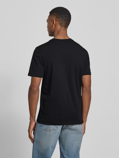 Männermodel trägt Slim Fit T-Shirt aus reiner Baumwolle Modell 'VITO2' von FIRE + ICE in Schwarz, Ganzkörperansicht Rückansicht.