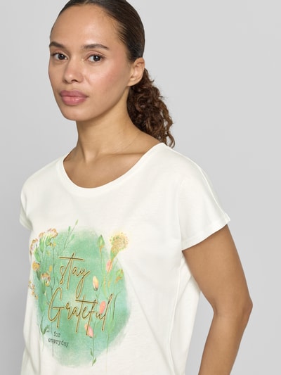 Frauenmodel trägt Regular Fit T-Shirt aus Viskose-Mix mit Statement-Print von Christian Berg Woman, Rundhalsausschnitt, Nahaufnahme Oberkörper.