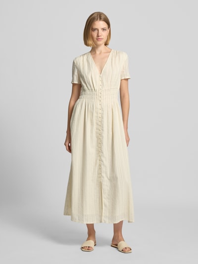 Frauenmodel trägt Midikleid mit V-Ausschnitt und Knopfleiste von Jake*s aus Baumwoll-Mix in Creme, feine Streifenstruktur, taillierter Schnitt, Ganzkörperansicht von vorne.