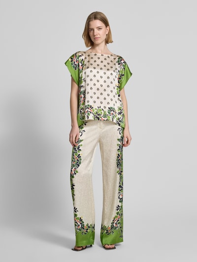 Frauenmodel trägt Wide Leg Pants aus Viskose-Mix mit Eingrifftaschen von Marc Cain, helle Grundfarbe, florale Muster, Loose Fit, Ganzkörperansicht von vorne. Damenmodell, elastischer Bund mit Knopf- und Reißverschluss, Stretch-Anteil, französische Eingrifftaschen, Bundweite 38 cm, Innenbeinlänge 77 cm.