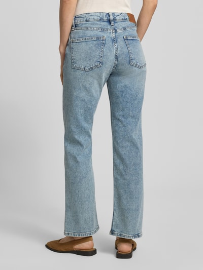 Vrouwenmodel draagt Straight Fit Jeans uit katoenmix van Lauren Ralph Lauren in denimlook, 5-pocketmodel, labelpatch, high waist. Ganzkörperansicht Rückansicht.