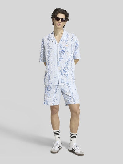 adidas Originals Relaxed Fit Freizeithemd aus Seersucker mit Logo-Stitching Hellblau 1