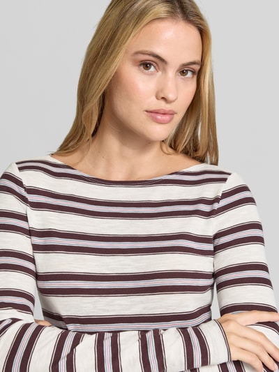 Frauenmodel trägt Regular Fit Langarmshirt aus reiner Baumwolle von Marc O'Polo im Streifendekor in Braun und Weiß, Nahaufnahme Oberkörper, Damen Langarmshirt von Marc O'Polo