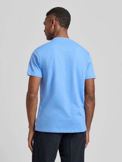 Mannenmodel draagt Regular Fit Pyjama-Oberteil aus reiner Baumwolle Modell 'CREW-SLEEP-TOP' van Polo Ralph Lauren Underwear in effen lichtblauw met label print en logo-stiksel, korte mouw, crew neck, materiaal katoen. Ganzkörperansicht Rückansicht.