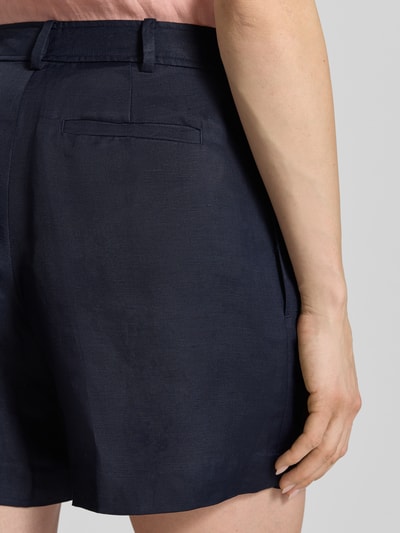 Frauenmodel trägt Regular Fit Chinoshorts aus Leinen-Viskose-Mix von Lauren Ralph Lauren, Optik: Unifarben, Materialverarbeitung: Flammgarn-Twill, Gesäßtaschen, Bundfalte, Bügelfalten, Gürtelschlaufen, Ganzkörperansicht Rückansicht.