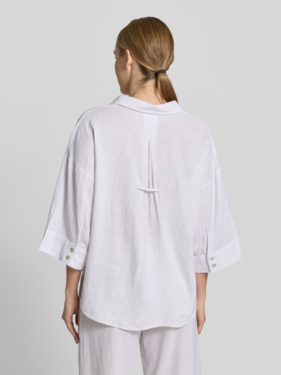 Frauenmodel trägt weiße Boxy Fit Bluse mit V-Ausschnitt Modell 'Lava' von FREE/QUENT, Leinen-Viskose-Mix, Rückansicht, Ganzkörperansicht.
