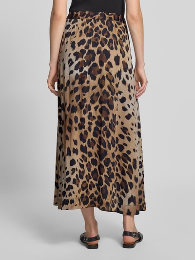 Männermodel trägt długa spódnica z wiskozy Maxirock aus reiner Viskose mit Allover-Animal-Print von Smith and Soul, zwierzęcy nadruk na całej powierzchni, Linia a, Zakładki w pasie, Szerokość w rozmiarze S: 37 cm, całkowita długość w rozmiarze S: 93 cm, widok całej sylwetki z tyłu
