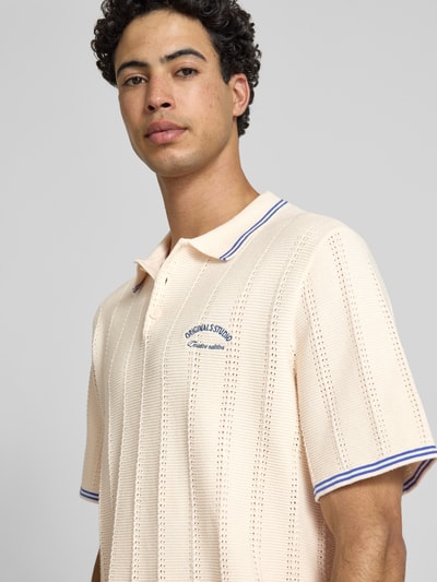 Männermodel trägt Regular Fit poloshirt in tricotlook model 'Menton' van Jack & Jones, puur katoen, kort mouw, nahaufnahme bovenlichaam.