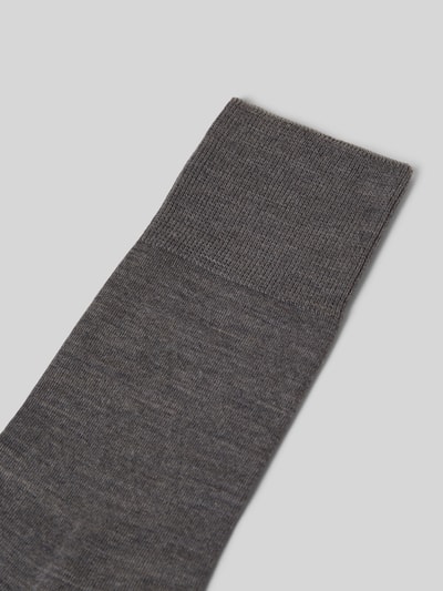 Produktfoto, Socken mit geripptem Abschluss von Falke, Herren Socken aus Schurwoll-Baumwoll-Mix mit Stretch-Anteil, körpernaher Schnitt, grau, fein melierte Struktur, gerippter Abschluss, klare Linien und glatte Textur.