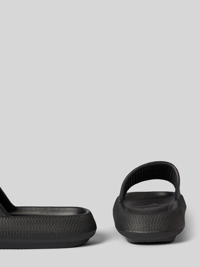 Productfoto, Sandalette met afgeronde neus, instapmodel, Label-applicatie, 4 cm hakhoogte, RUBBER SLIPPERS van Guess, zwarte structuur.