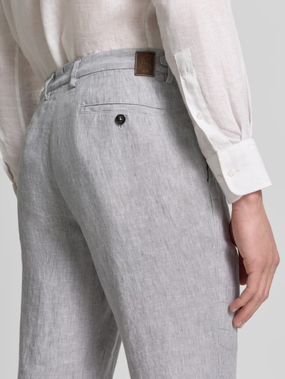 Männermodel trägt Leinenhose mit französischen Eingrifftaschen von g1920 in Hellgrau, Gesäßleistentaschen, Nahaufnahme Rückansicht. Reines Leinen, Straight Fit, Knopf-, Haken- und Reißverschluss, Bundweite bei Größe 32/32: 44 cm, Innenbeinlänge: 79 cm.