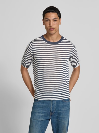 Männermodel trägt Regular Fit T-Shirt aus Leinen-Mix von Closed, Streifendesign in Blau und Weiß, Strick-Optik, Rundhalsausschnitt, Kurzärmelig, Rückenlänge 64 cm bei Größe M, Ganzkörperansicht von vorne.