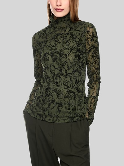 Vrouwenmodel draagt shirt met lange mouwen uit mesh van Marc Cain, Materiaalmix met viscose, getailleerd model, col, Ruglengte bij maat 36: 60 cm, Nahaufnahme Oberkörper