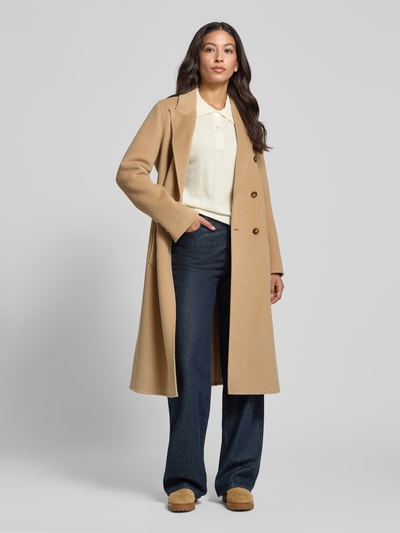 Modelka nosi Regular Fit Longsleeve w stylu dzianiny model 'Patrizia' od GUIDO MARIA KRETSCHMER WOMAN, kremowy, z kołnierzykiem, z bawełną, guziki, elastyczne wykończenia, długość tyłu w rozmiarze 36: 53 cm, długość rękawa w rozmiarze 36: 62 cm, zdjęcie całej sylwetki od przodu.