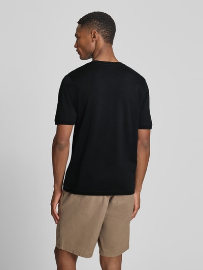 Männermodel trägt Regular Fit T-Shirt mit Rundhalsausschnitt Modell 'Badi' von CINQUE aus Reine Baumwolle, Rückenlänge 68 cm, Ganzkörperansicht Rückansicht.