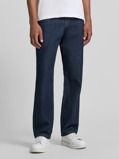 Männermodel trägt Wide Fit Jeans aus reiner Baumwolle von Paul Smith, dunkelblau, 5-Pocket-Design, Ganzkörperansicht von vorne.