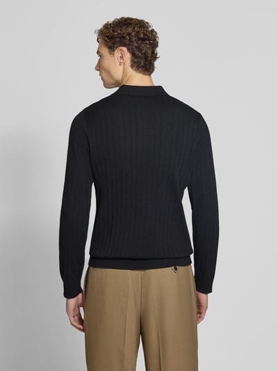 Männermodel trägt schwarzes Regular Fit Poloshirt aus reiner Baumwolle Modell 'TORINO' von Selected, Herren Poloshirt, Ganzkörperansicht Rückansicht.