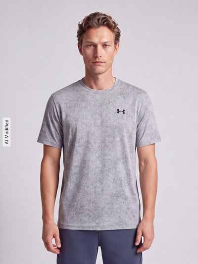 Männermodel trägt Regular Fit T-Shirt mit Strukturmuster Modell 'Pixelate' von Under Armour in Grau, Herren Sport-T-Shirt, Ganzkörperansicht von vorne, KI-modifiziertes Bild.